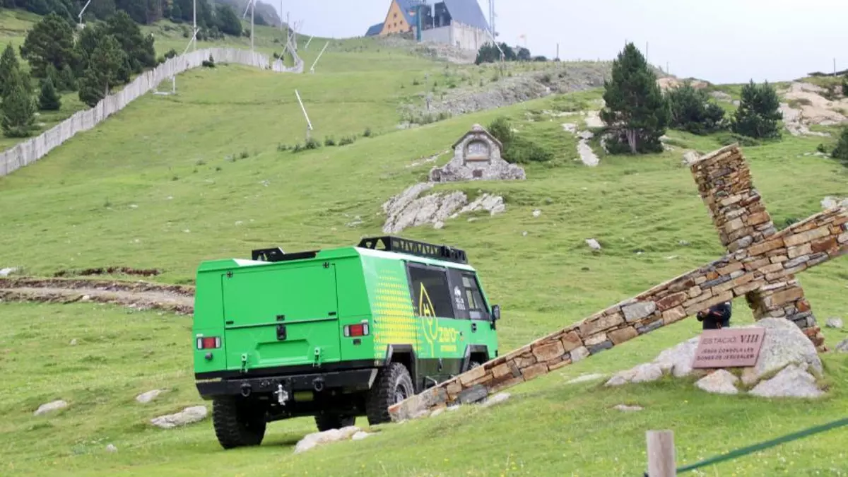 Vídeo | Un vehicle elèctric 4x4 dissenyat expressament per les necessitats de Núria mostra als visitants els racons de la vall