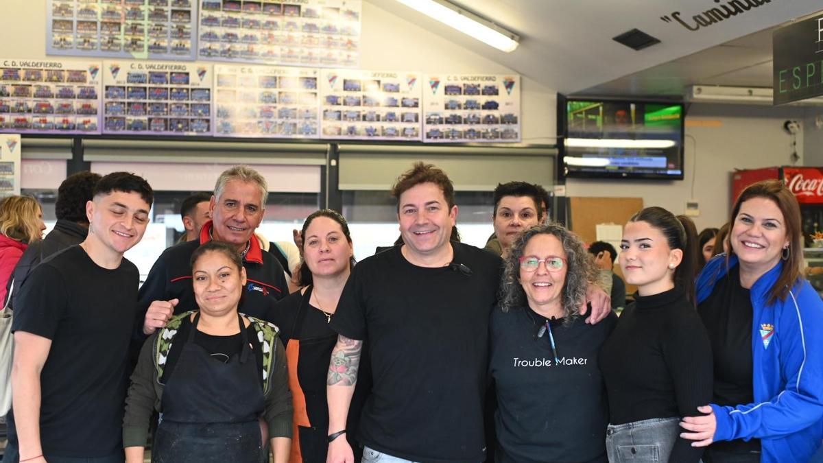 En imágenes | El bar del campo de fútbol del Valdefierro: "Viene gente del barrio y de otros clubes"