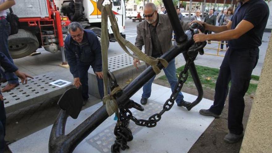 Los operarios municipales reubican la obra en la plaza de Fernández Duro.