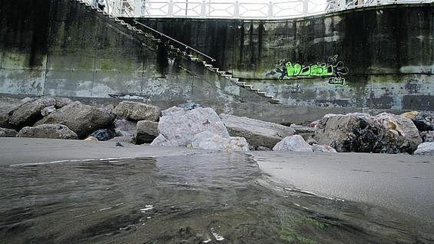 La escollera al descubierto por la falta de arena en la playa de Salinas.