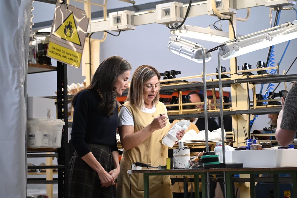 La reina Letizia visita la fábrica de calzado de la firma Pedro García