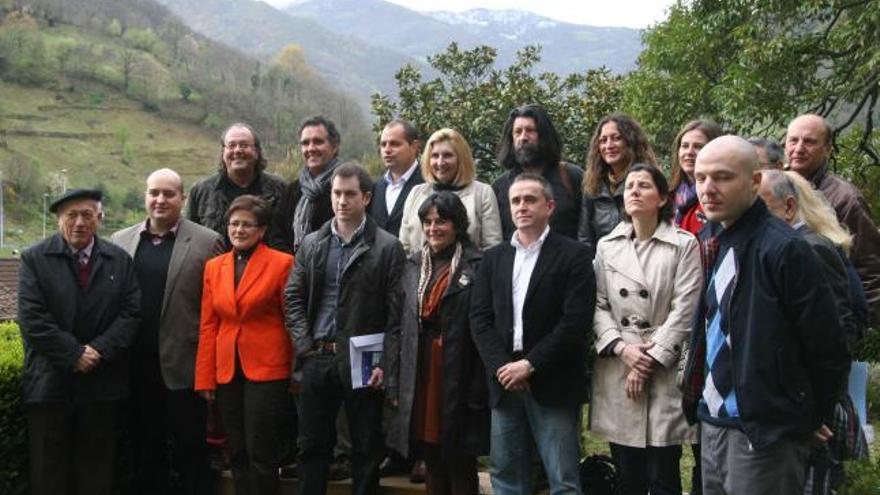 Los miembros del jurado del galardón «Espiga de escanda de oro», reunidos ayer en Moreda.