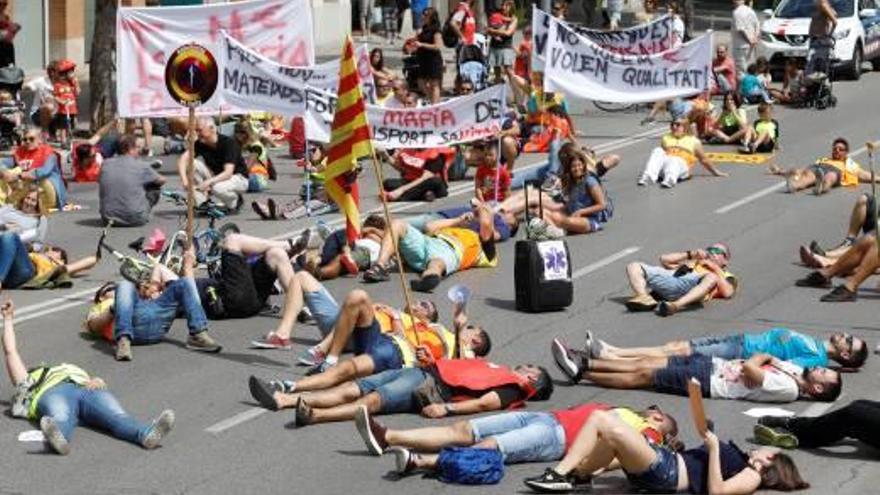 Els treballadors, manifestant-se a Girona en la primera jornada de vaga.