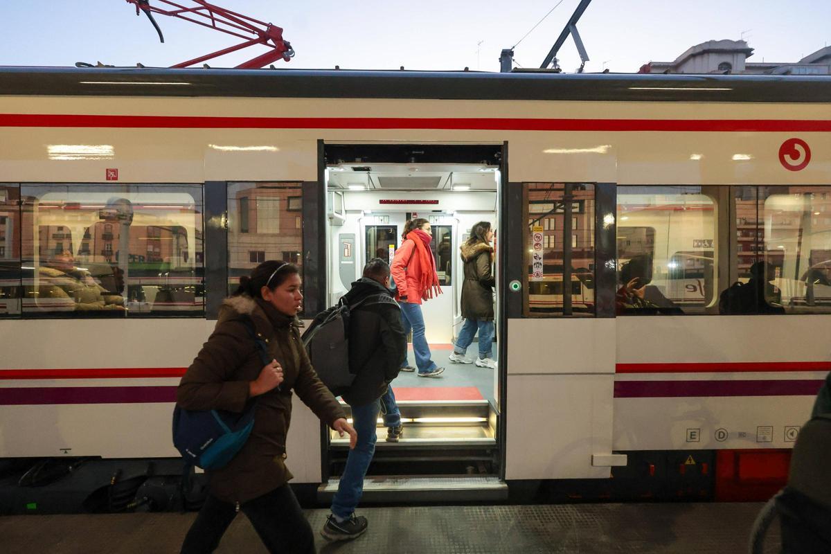 Tren de cercanías en València en una imagen de archivo