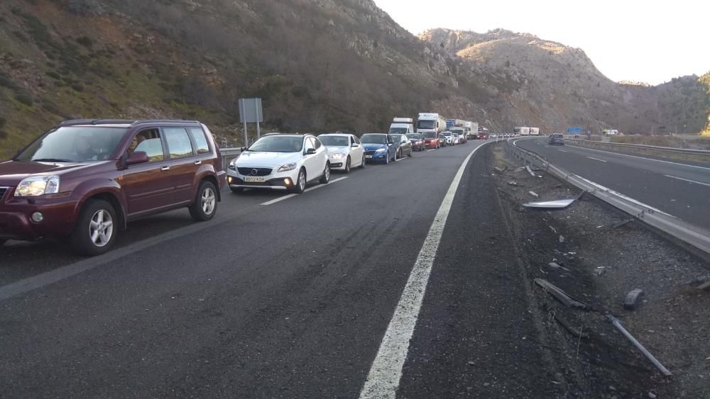 La autopista del Huerna, cortada por un accidente en Barrios de Luna