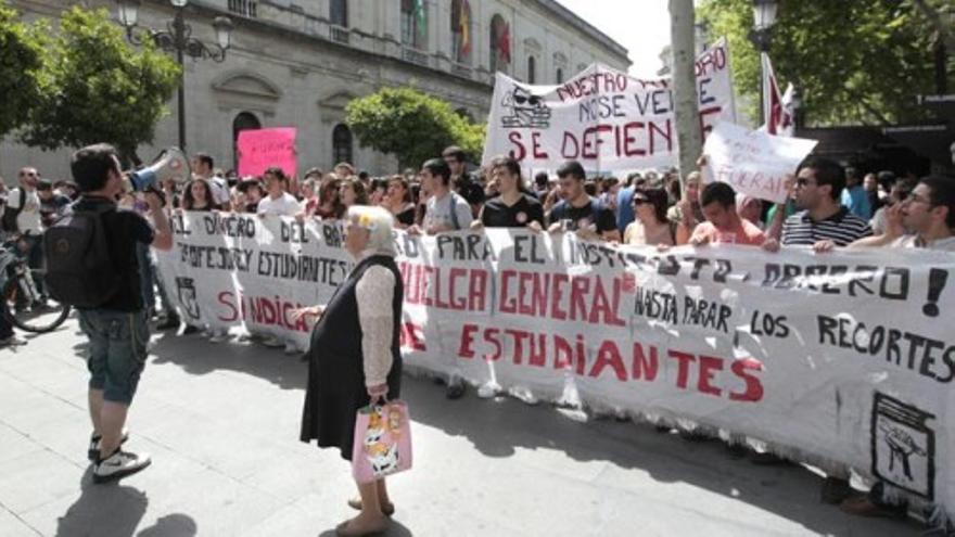 Miles de estudiantes protestan contra los recortes