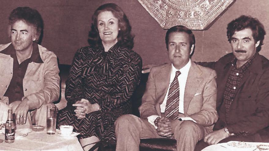 De izquierda a derecha, en una imagen de 1975, aparecen Bonynge, Joan Sutherland, Alejandro del Castillo -entonces presidente de ACO- y Capobianco, en el hotel Santa Catalina.
