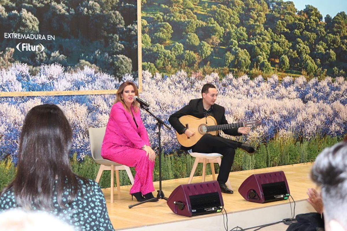 La cantaora Ester Merino puso la nota musical esta mañana en el Día de Extremadura.