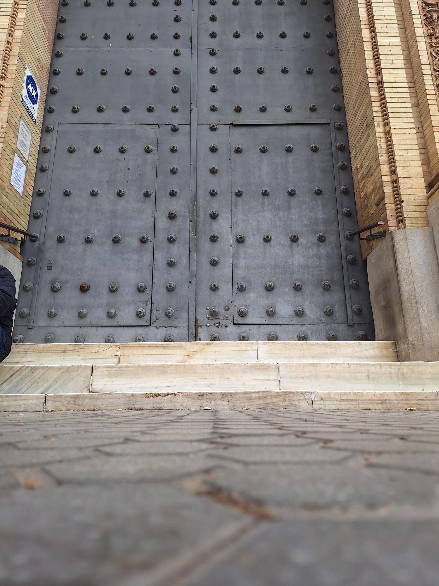 Puerta cerrada de la Iglesia de Nervión sin la rampa del Miércoles Santo