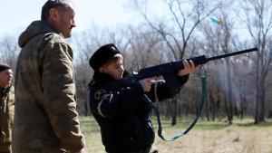Un joven rusos aprenden a limpiar y a manejar un fusil en un campo de entrenamiento de un club patriótico cerca de Stavropol.