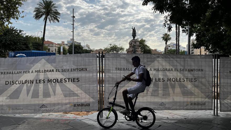 Mañana de multas a patinetes y bicicletas en Plaza de España de Palma