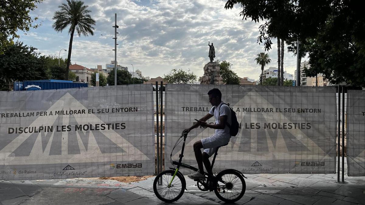 Algunos ciclistas incumplen la obligación de bajarse de sus vehículos en la Plaza España