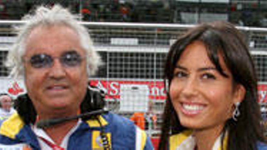 Elisabetta Gregoraci y Flavio Briatore durante un descanso de un Gran Premio de Fórmula 1.