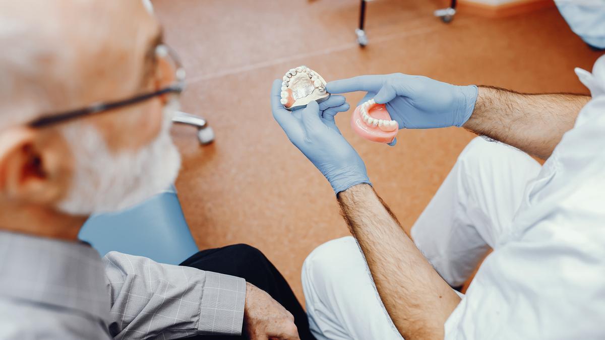 Cualquier fractura en nuestra prótesis debe ser revisada por el odontólogo o estomatólogo. Si este elemento se ha partido puede producir heridas en nuestra boca.