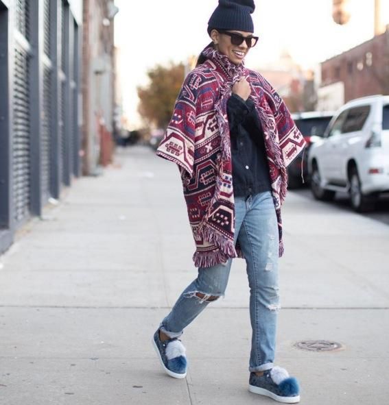 Zapatillas con pompones, terciopelo azul