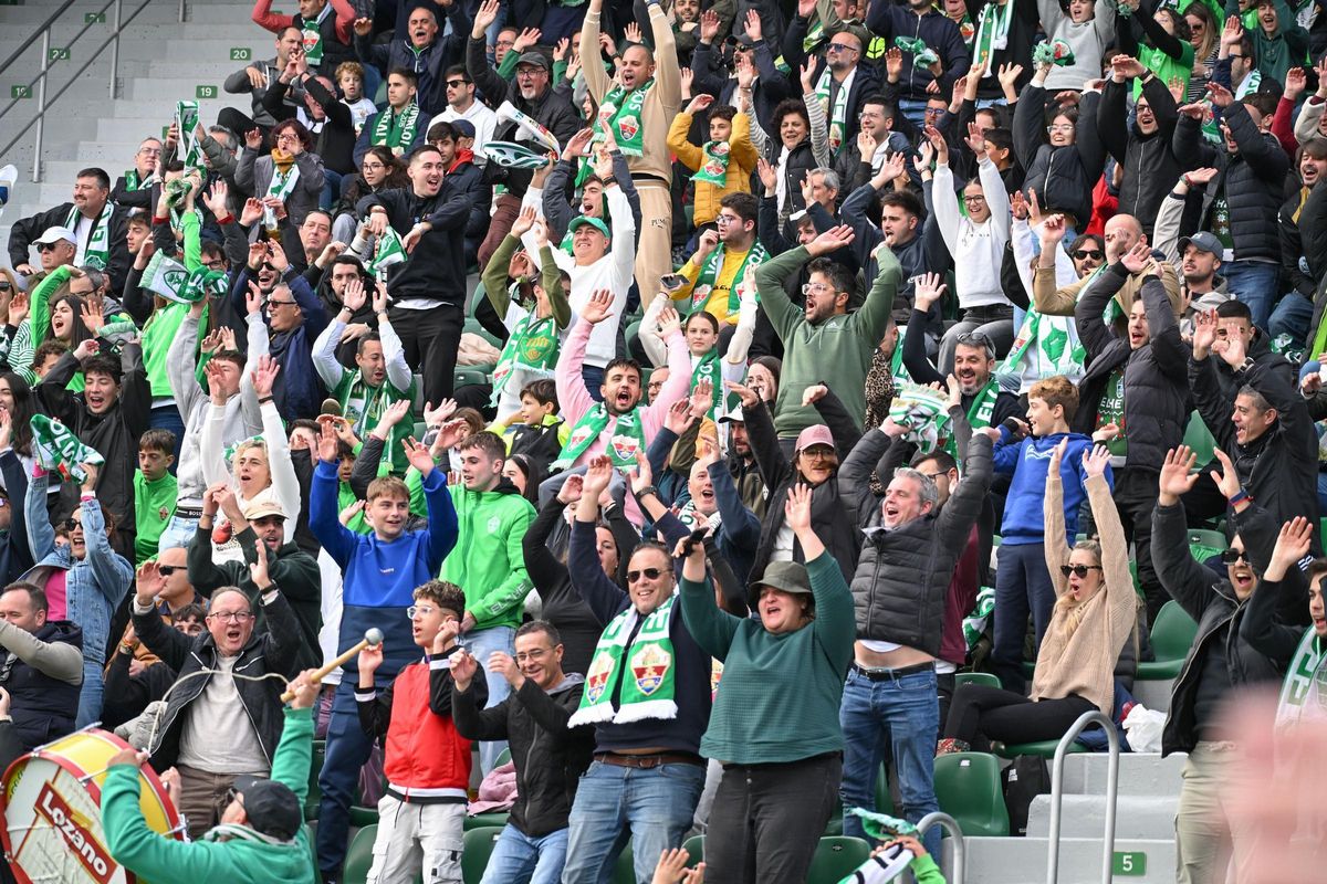 La afición del Elche disfruta durante la victoria franjiverde ante Las Palmas.