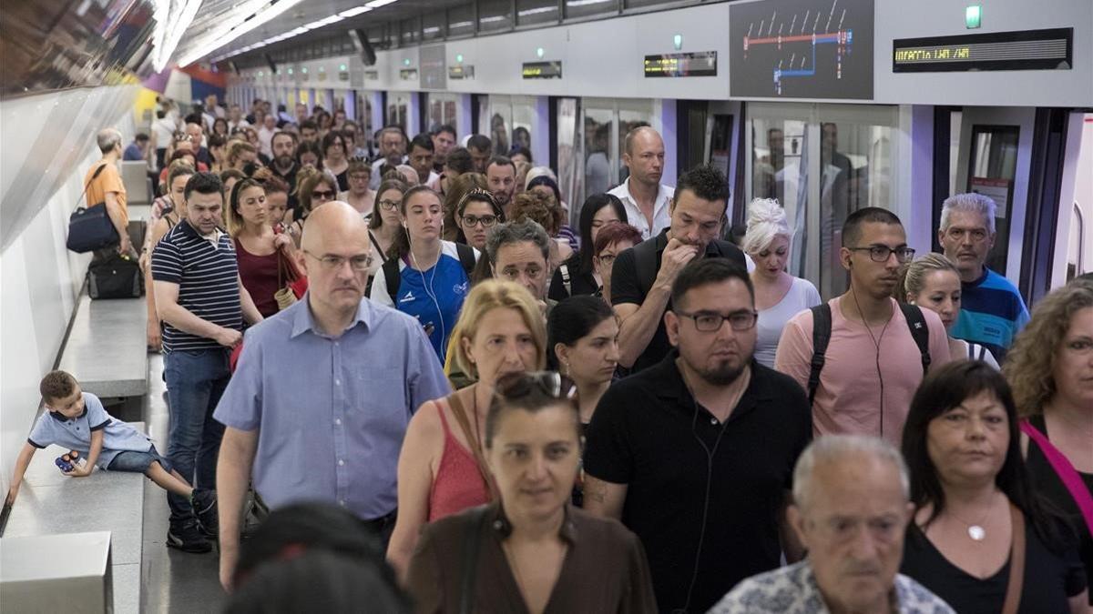 La L9, una de las alternativas recomendadas por TMB mientras duren el corte en la L1 entre Fondo y Clot, esta mañana.