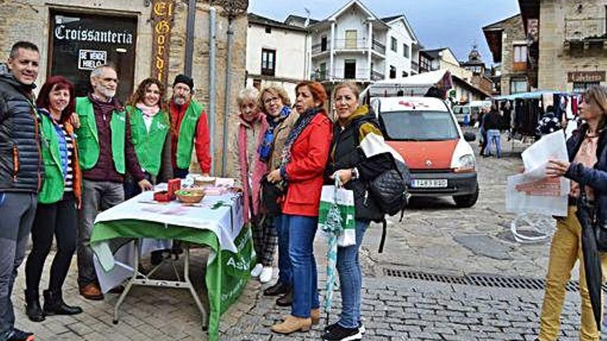 La AECC saca a las calles de Puebla de Sanabria la campaña contra el cáncer de mama