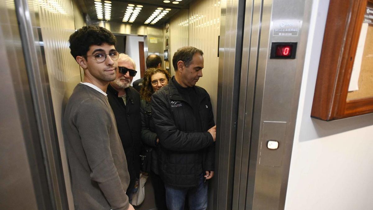 Vecinos de un edificio, en elascensor para subir a sus pisos.