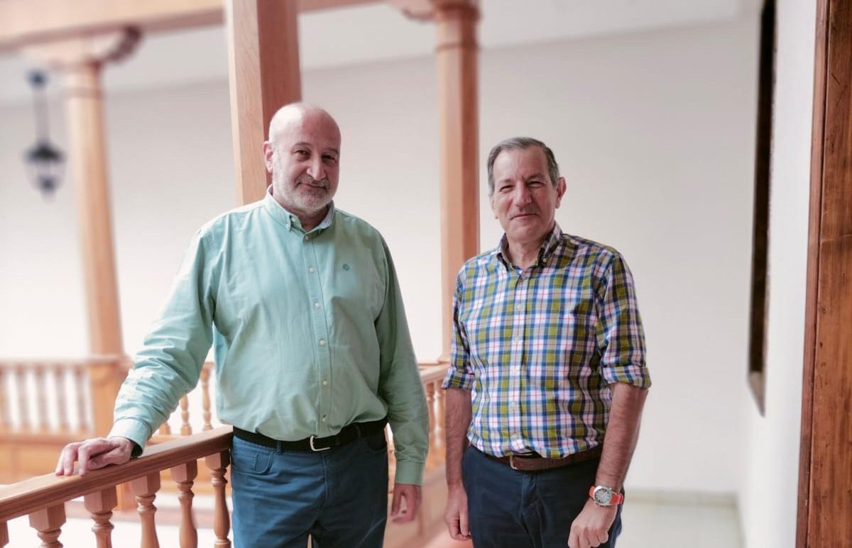 El alcalde de Santa Brígida, José Armengol, recibe al pregonero de las Fiestas de San Antonio, Pedro Quintana