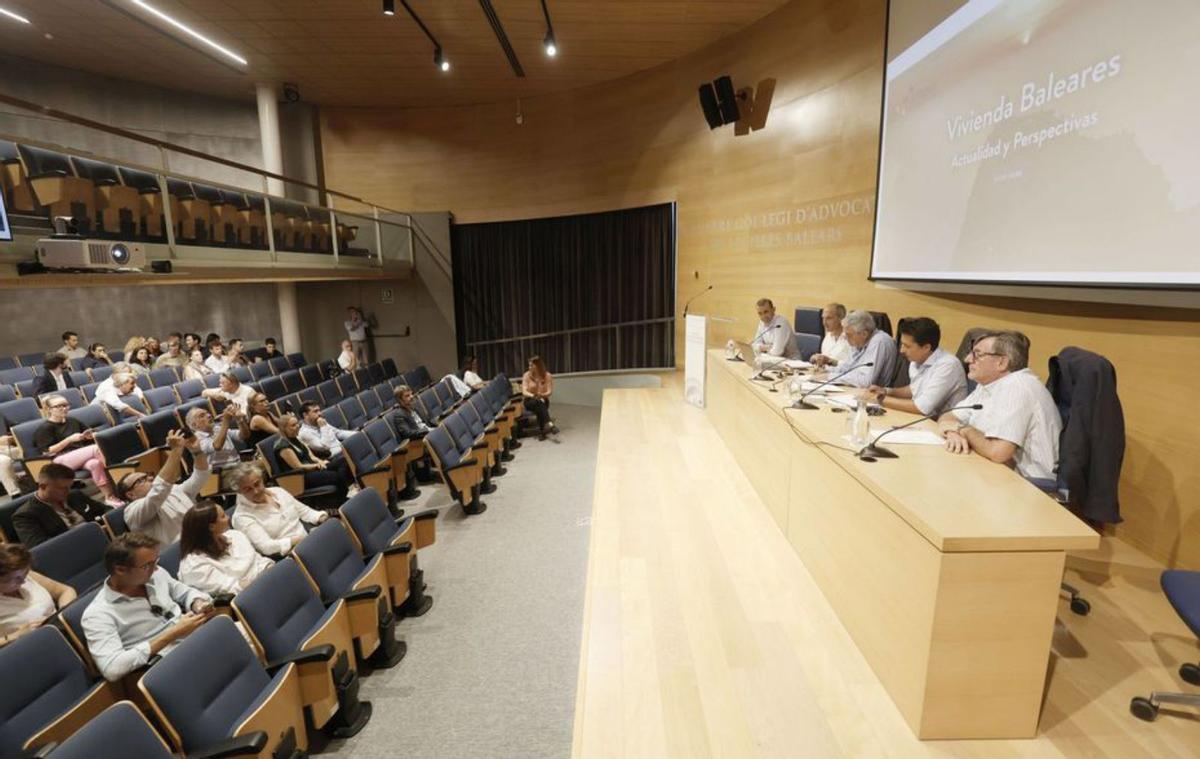 El acto se llevó a cabo en el Col·legi d’advocats de Palma. | MANU MIELNIEZUK
