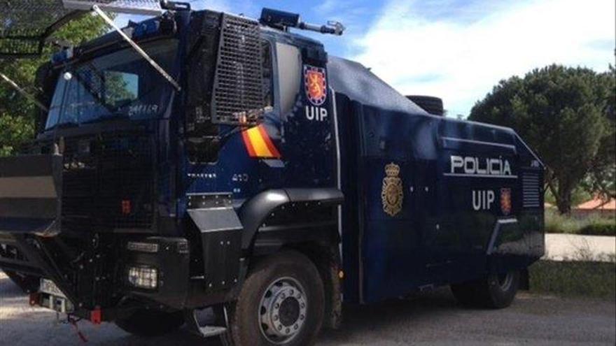 La Policía Nacional traslada a Barcelona el camión lanza agua