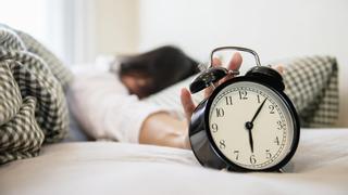 Este fin de semana cambia la hora: ¿Qué relación tiene con la melatonina y la somnolencia?