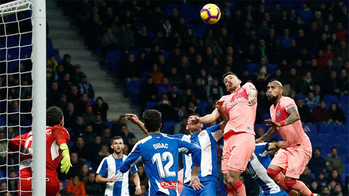 Lenglet pisó a Arturo Vidal y se marchó cojeando