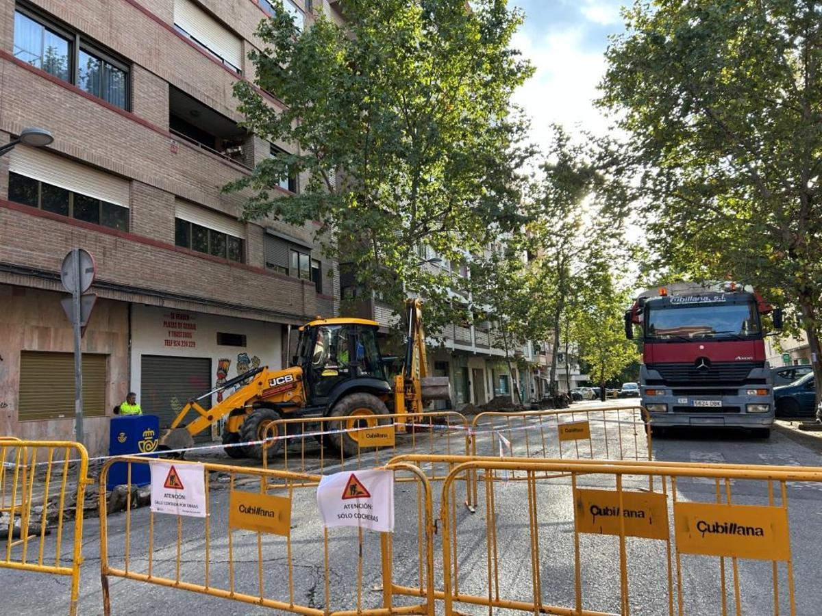 La plaza permanece cortada al tráfico con vallas.