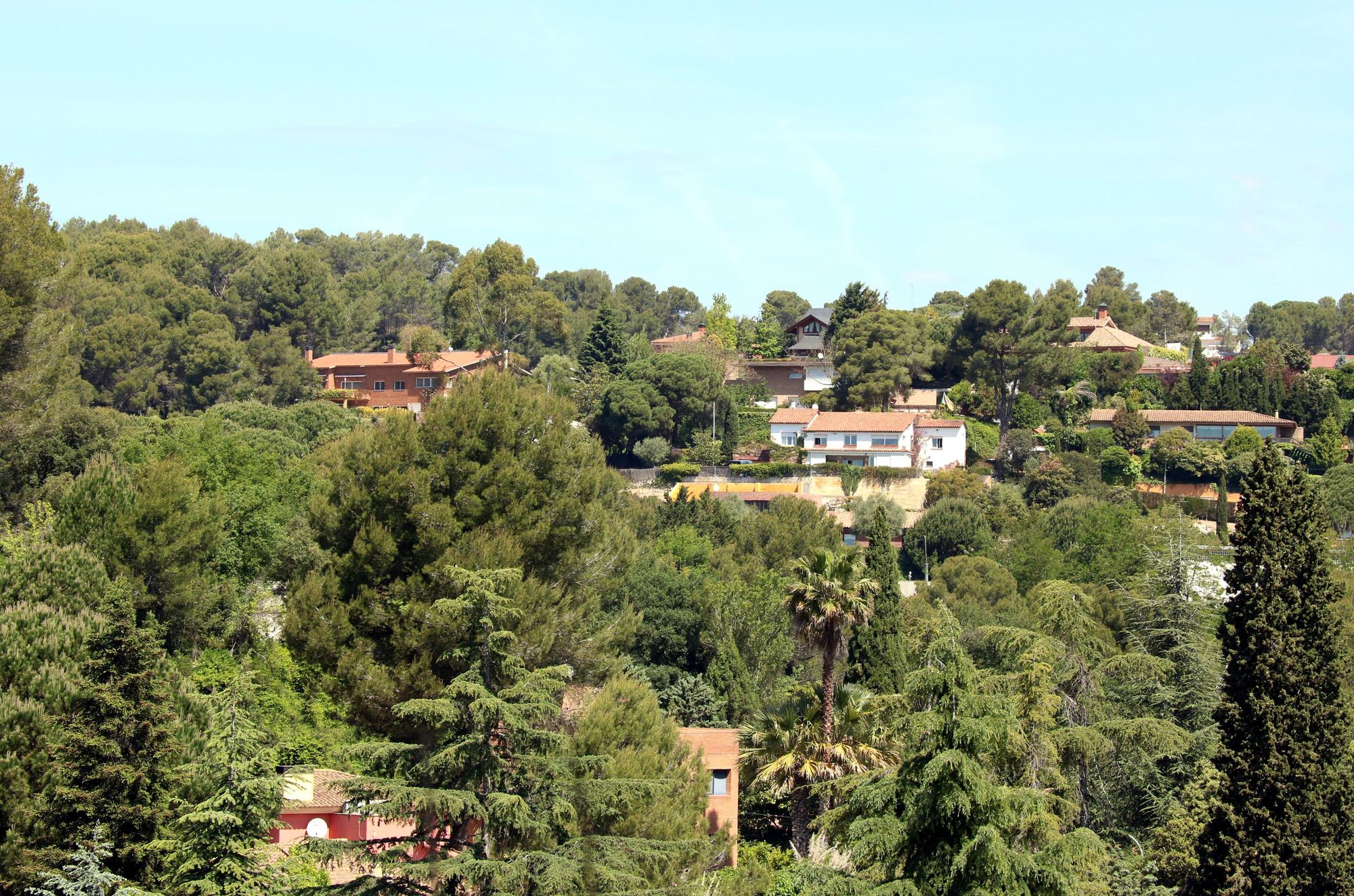 Diversas casa unifamiliares pertenecientes a Bellaterra, cerca de Volpelleres