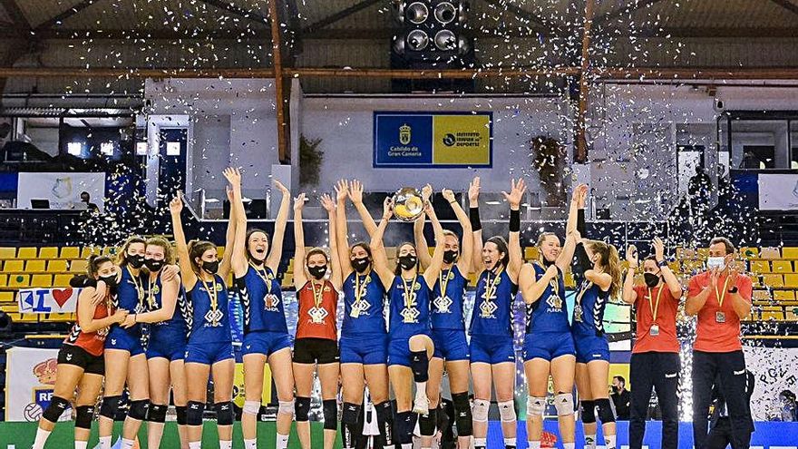 Las jugadoras del Alcobendas celebran el título logrado ayer.