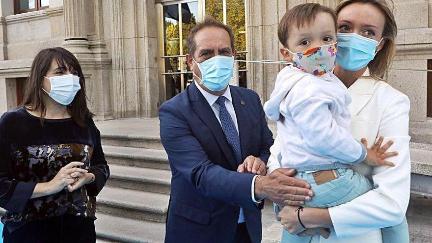 Fabiola García, con su hijo Lucas, V. Martínez y Lorenzana.