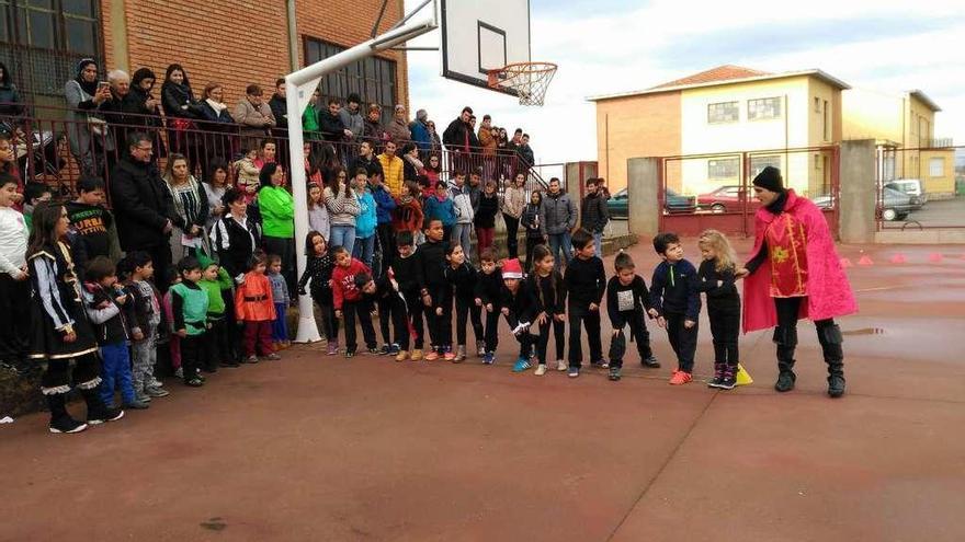 Los escolares del &quot;Sansueña&quot; de Santibáñez de Vidriales se preparan para la carrera del turrón.