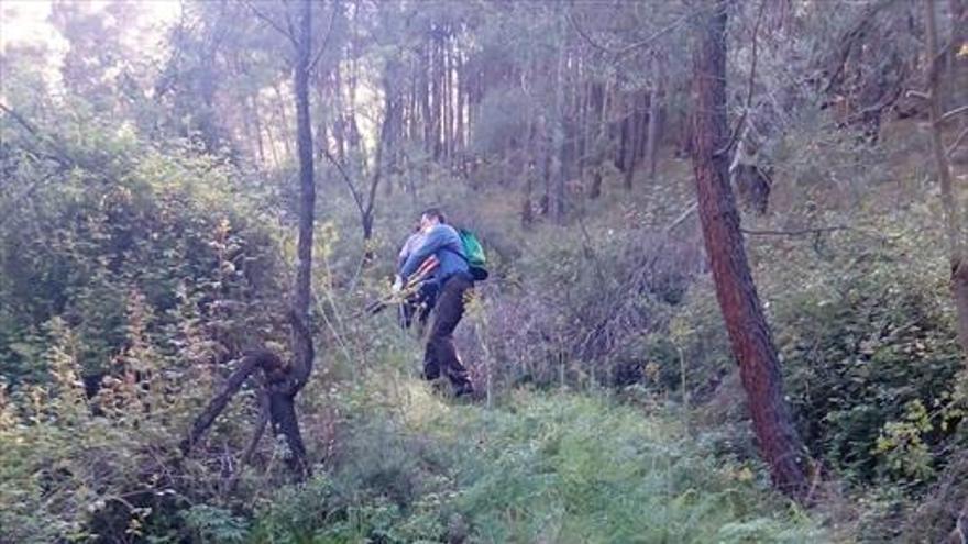 Los voluntarios de La Butrera limpian las sendas de la localidad