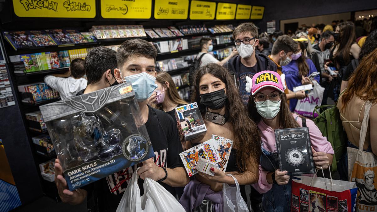 Jóvenes 'otakus', con sus compras en el Manga Barcelona 2021.