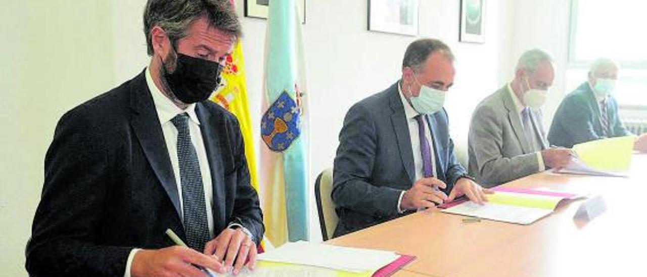 Firma do convenio para facer
 realidade o novo centro de
saúde, o venres.   | //  PARGA