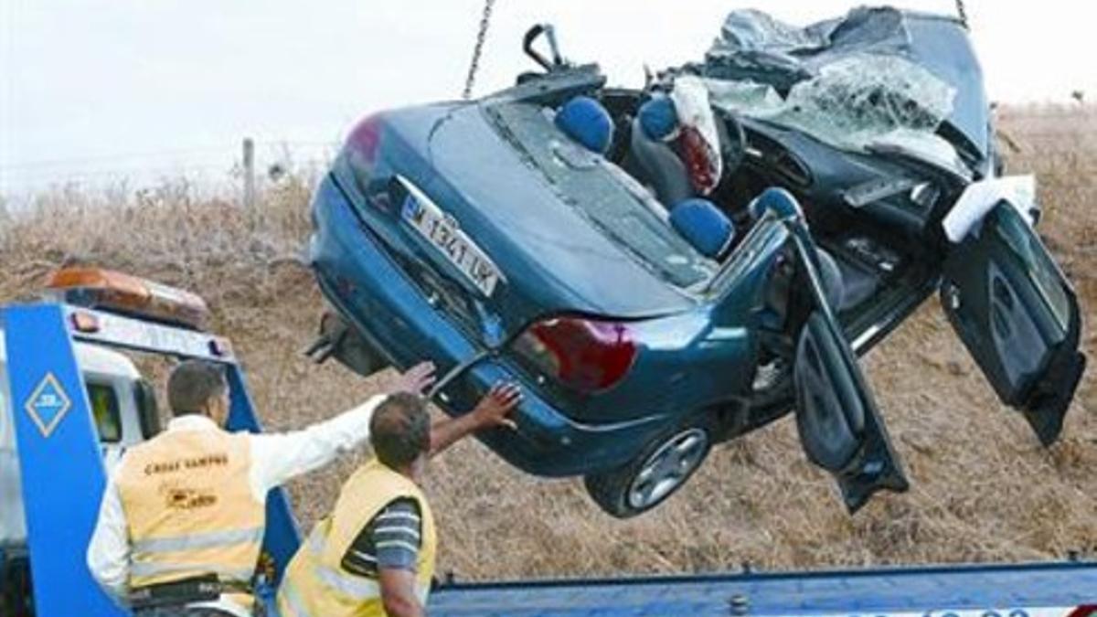 Una grúa retiraun automóvil accidentado en Toledo.