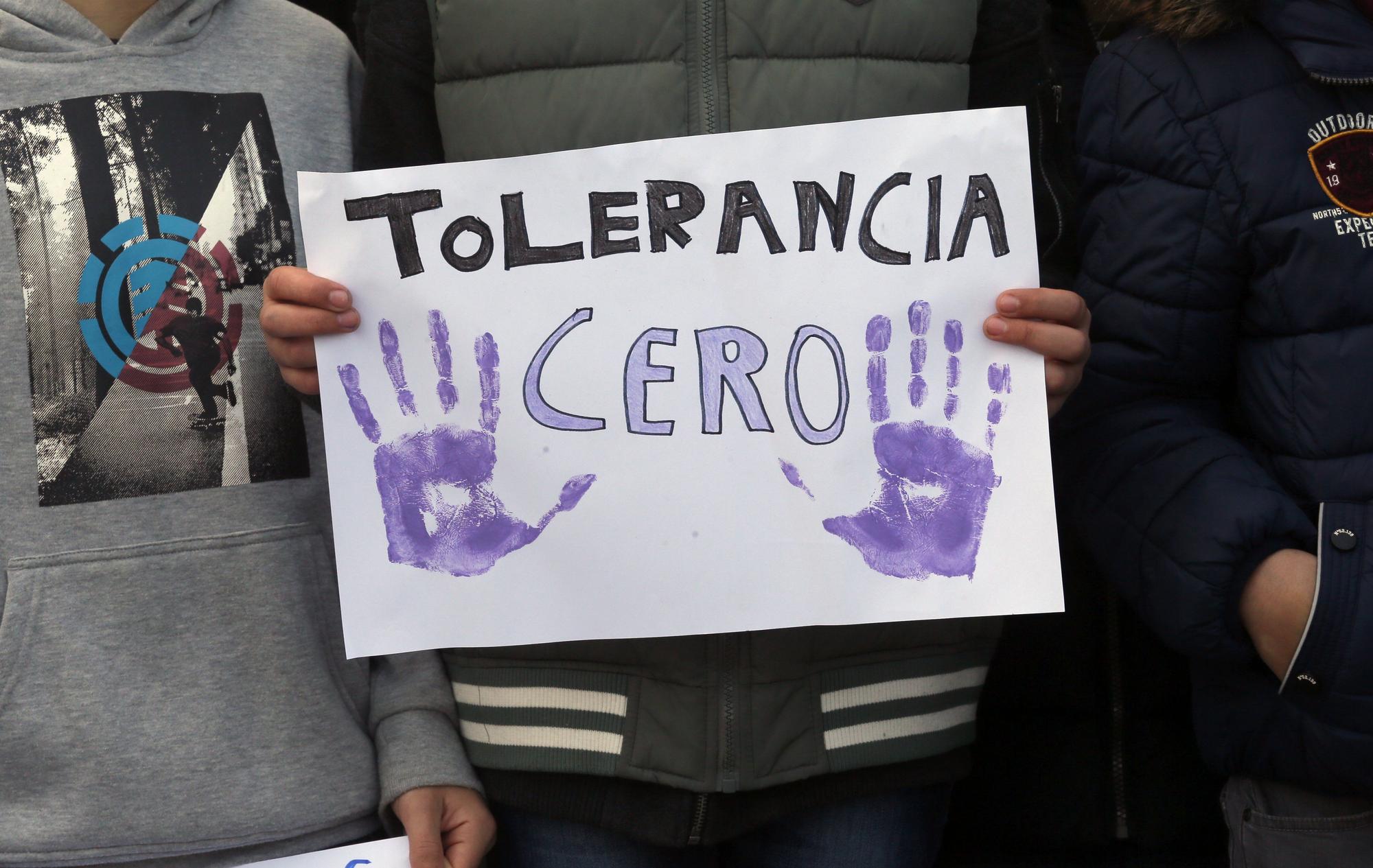 Un manifestante sostiene una pancarta que exige tolerancia cero con la violencia machista.