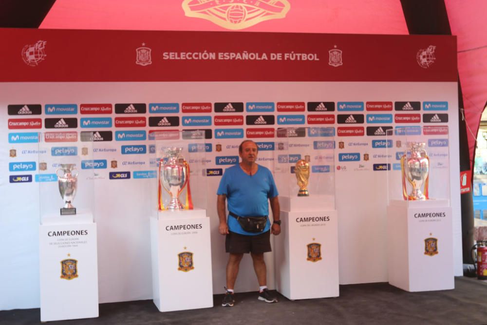 Cientos de aficionados hacen cola durante todo el jueves para fotografiarse con los trofeos de La Roja