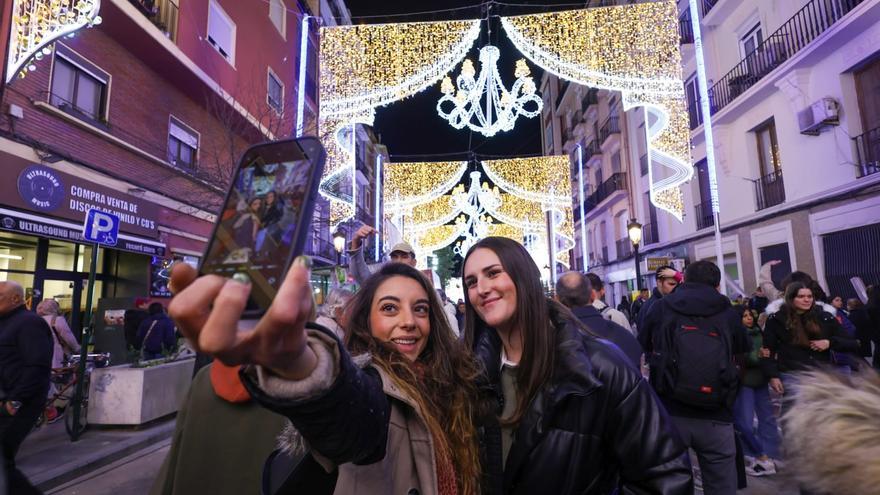 Russafa y Malvarrosa iluminan las fallas de València