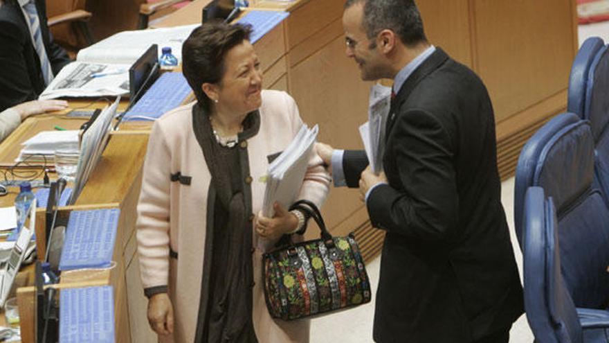Farjas saluda en el pleno del Parlamento al conselleiro de Educación.  // Xoán Álvarez