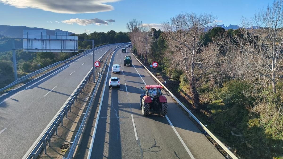 Tractors del Bages i el Berguedà marxen per la C-16 cap a Barcelona per celebrar el segon aniversari de la Revolta Pagesa