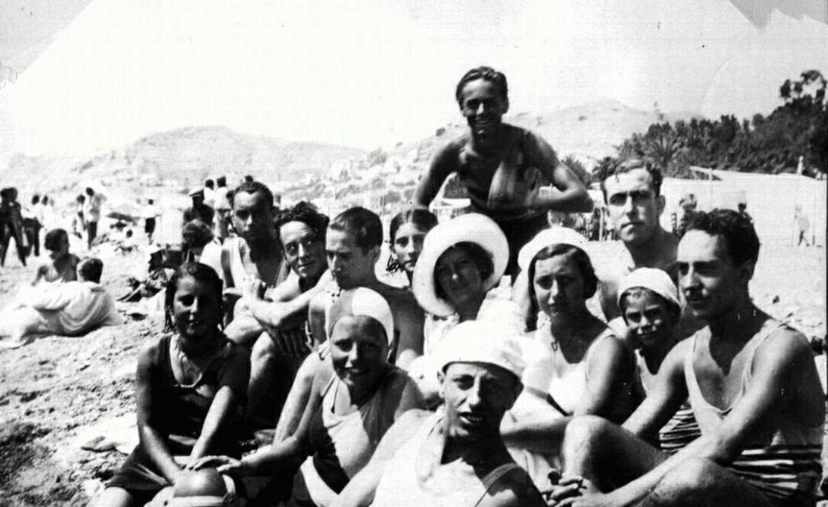 Grupo de jóvenes, un verano en la playa de las Acacias hacia 1931.