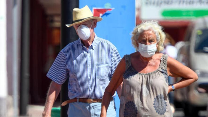 Una pareja de turistas camina por Puerto Rico, en el municipio grancanario de Mogán.