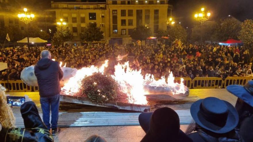 El Enterro da Lamprea congrega a cientos de personas en Salvaterra