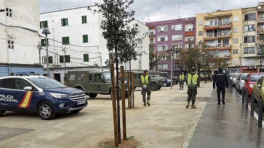 Patrullas conjuntas de la PolicÃ­a Nacional y el EjÃ©rcito recorrÃ­an ayer las calles de es Camp RedÃ³, en Palma.