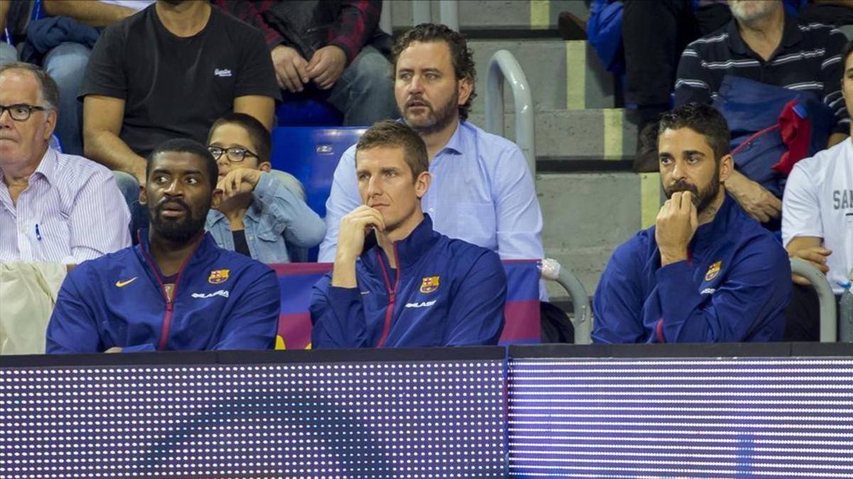 Lawal, junto a Doellman y Navarro, presenciando un partido en el Palau esta temporada