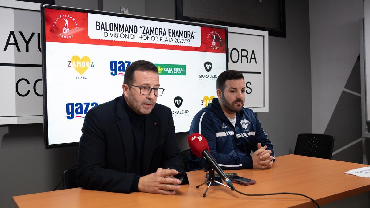 Iñaki Gómez e Iván López, presidente y entrenador del Balonmano Zamora, hoy en rueda de prensa.