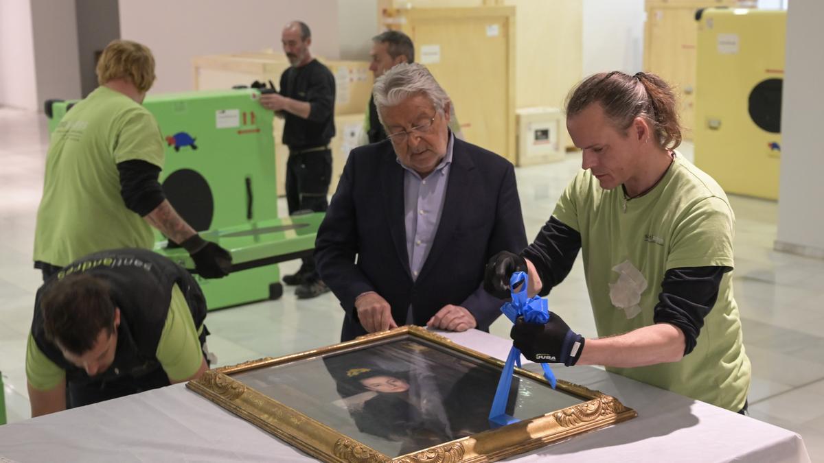 El presidente de la fundación, Rafael Alcón, supervisa el montaje.