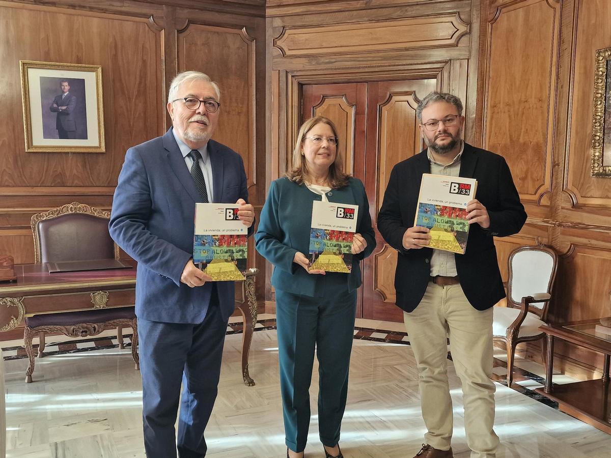 El codirector del Cemop, Juan José García Escribano (i), y el director técnico del Cemop, Alberto Mora Rodríguez, presentaron el barómetro a la presidenta de la Asamblea, Visitación Martínez.